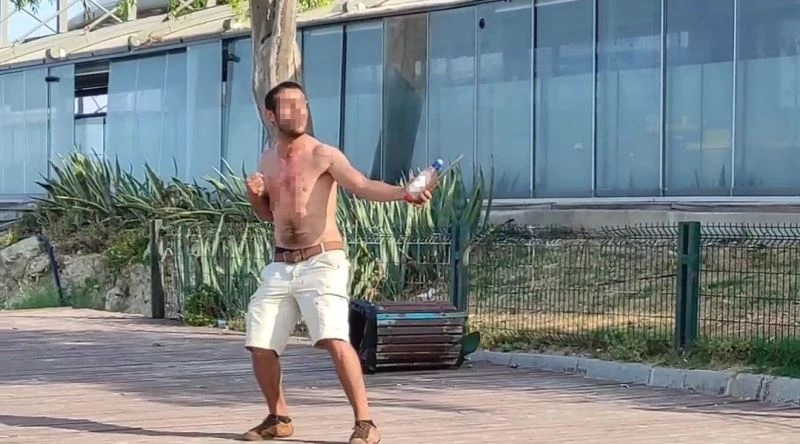 Alkollü vatandaş Türk bayrağıyla birlikte kendini yakmaya çalıştı
