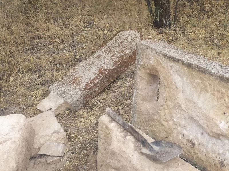 Define avcıları mezarlıkları tahrip etti
