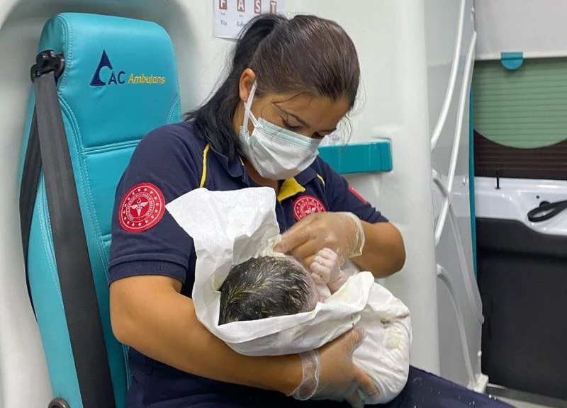 Dünyaya gözlerini ambulansta açtı
