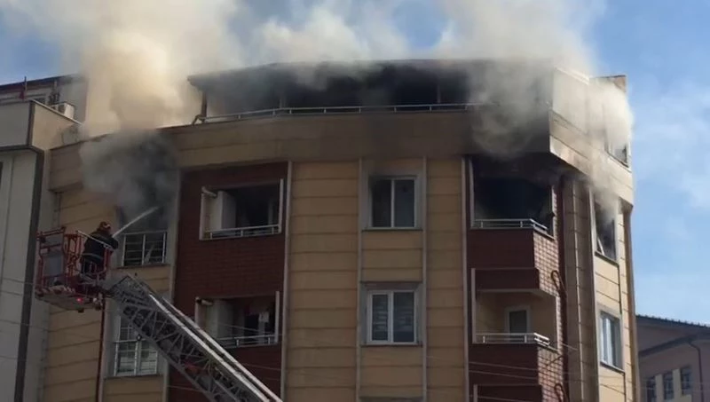 Alevlerin esir aldığı dairedeki 8 yaşındaki çocuğu yanmaktan vatandaşlar kurtardı
