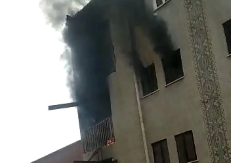 Seyrentepe’de koltuk atölyesindeki yangında çalışanlar yangın merdiveninde mahsur kaldı
