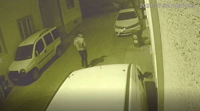 (Özel) Açık kalan evin camından içeri böyle girdi, hırsızlık yaptı
