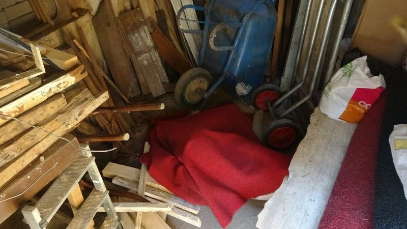 Kömürlükte battaniyeye sarılı uyuyan gizemli kadın polisi alarma geçirdi
