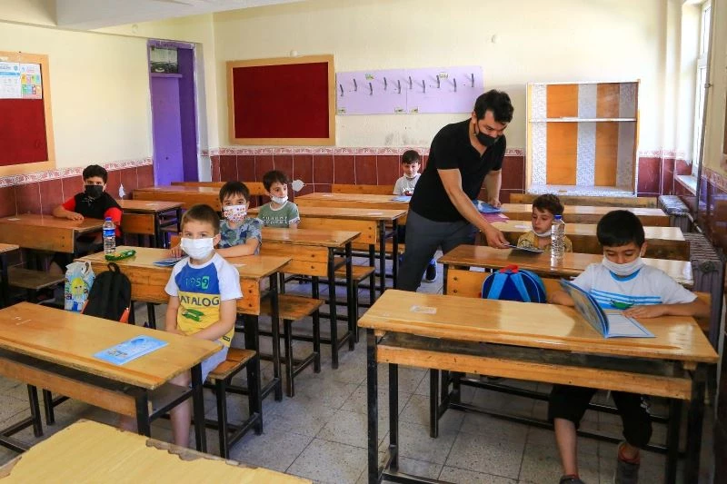 1400 öğrencinin katıldığı yaz okulu açıldı
