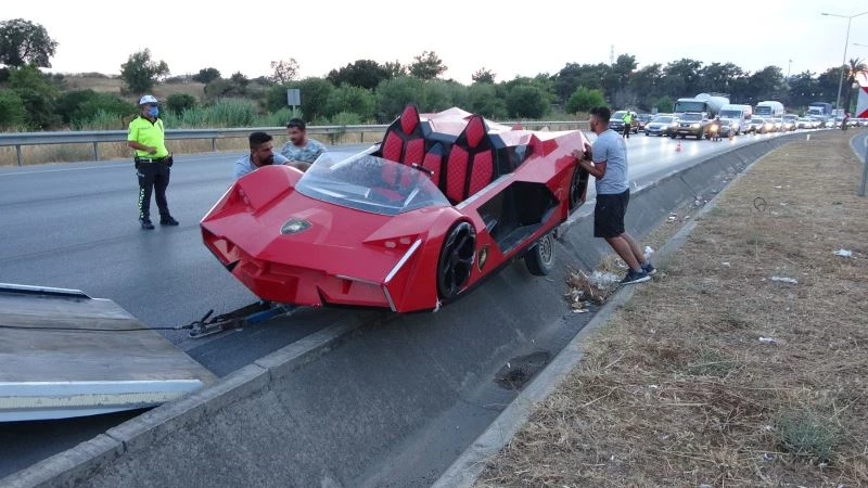 Çekicisinden fırlayan deniz otomobili karayolunu birbirine kattı
