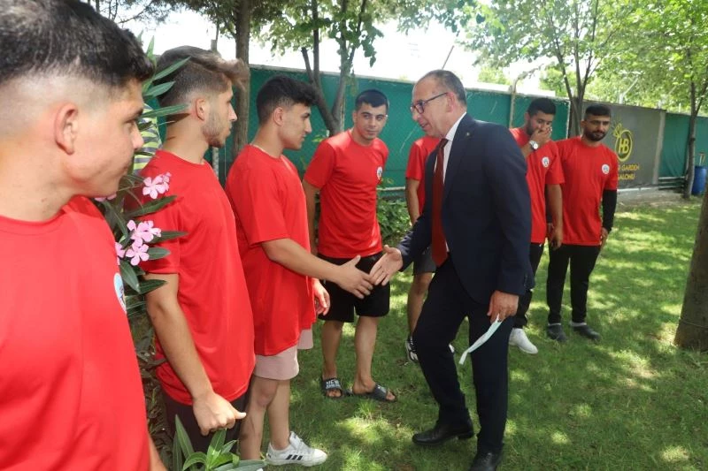 Başkan Akın Turgutlulu güreşçileri Edirne’ye uğurladı
