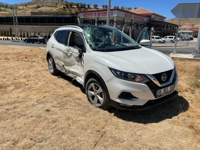 Tır ile otomobilin çarpışma anı güvenlik kamerasında
