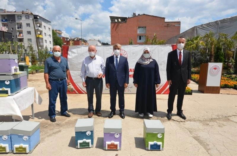 Karabük’te damızlık ana arı ve ana arı çiftleştirme kovanları dağıtıldı
