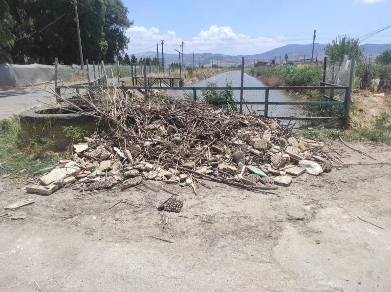 Sulama kanalındaki çöpler çıkarıldı, yol kenarına bırakıldı
