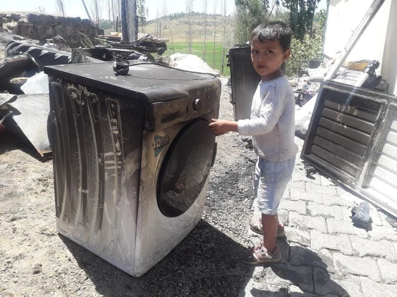 Buzdolabı patlayan ev harabeye döndü
