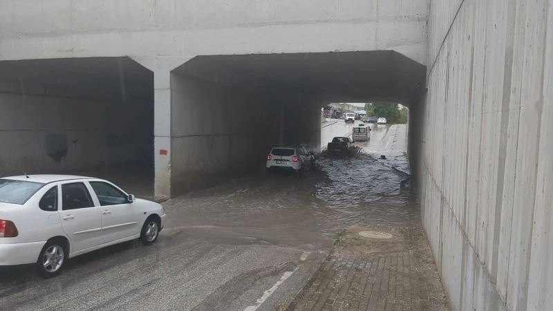 Dalçıkta biriken su sürücülere zor anlar yaşattı
