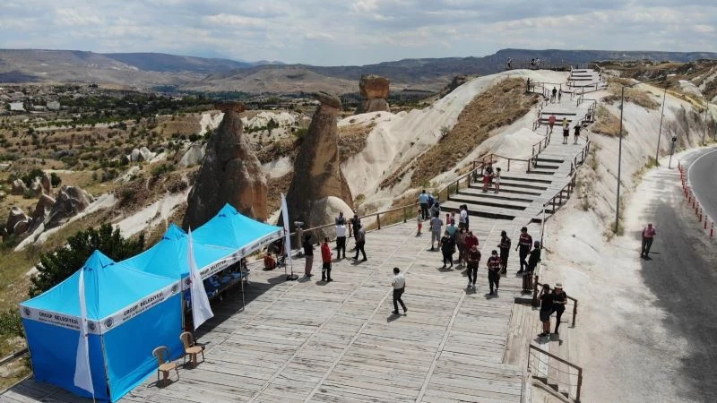 Peribacaları eşliğinde aşı vuruluyorlar
