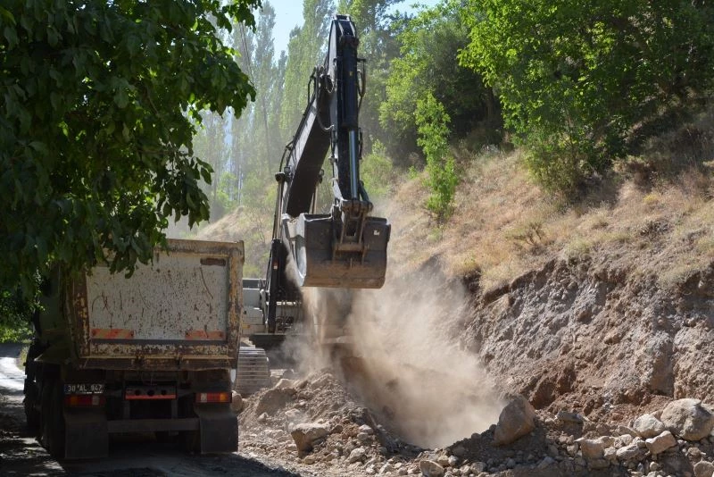 Ağaçdibi köyü otoban gibi yola kavuşuyor
