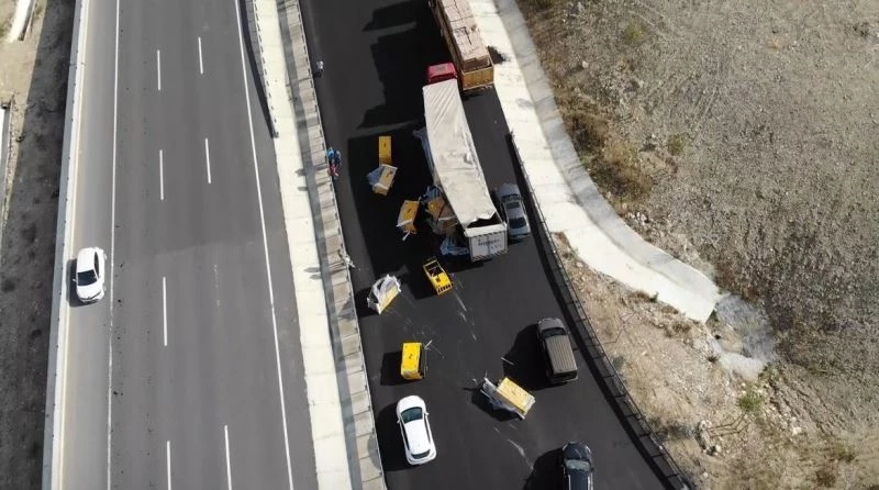 Viraja hızlı giren tırdaki jeneratörler yola savruldu
