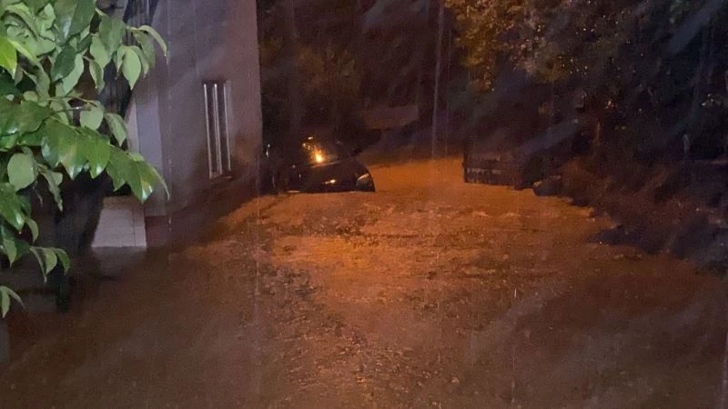 Düzce’de şiddetli yağmur su taşkınları oluşturdu
