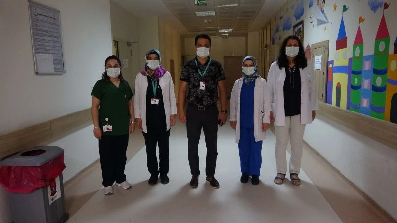 Sağlık çalışanlarının zafer pozu
