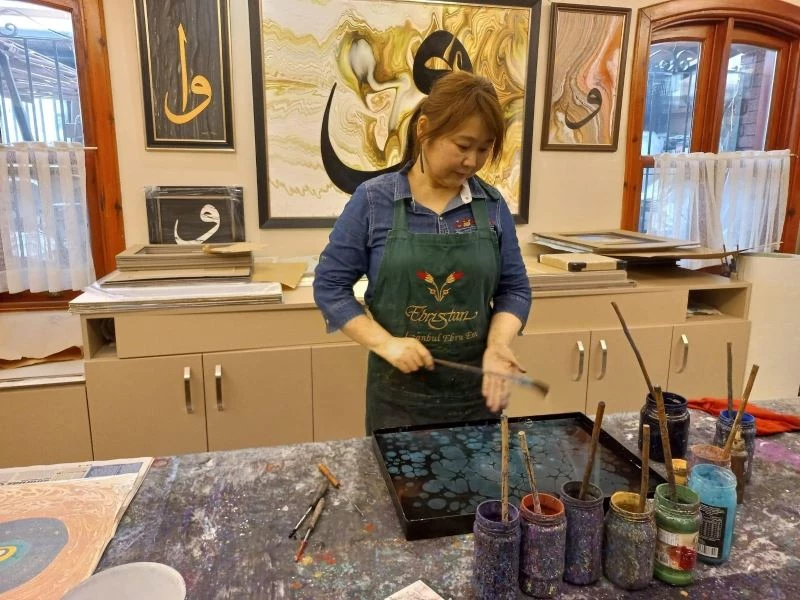 Japon Miki Ebru tablosu yaparak “Team Türkiye’ye” destek verdi
