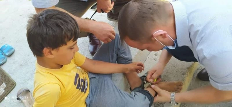 Oynarken bulup taktığı polis kelepçesinden itfaiye kurtardı
