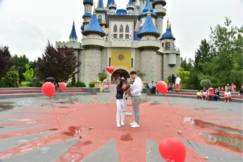 Masal Şatosu önünde rüya gibi evlilik teklifi
