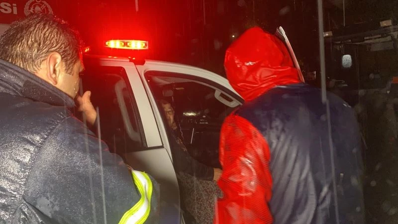 Düzce’de selde torunuyla mahsur kalan kadını kurtarmak için seferber oldular
