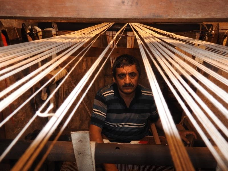 Baba mesleğinin yok olmaması için emekliye ayrıldı
