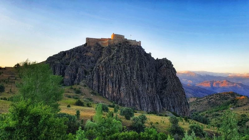 660 yıllık kalenin surlarından enfes günbatımı manzaraları
