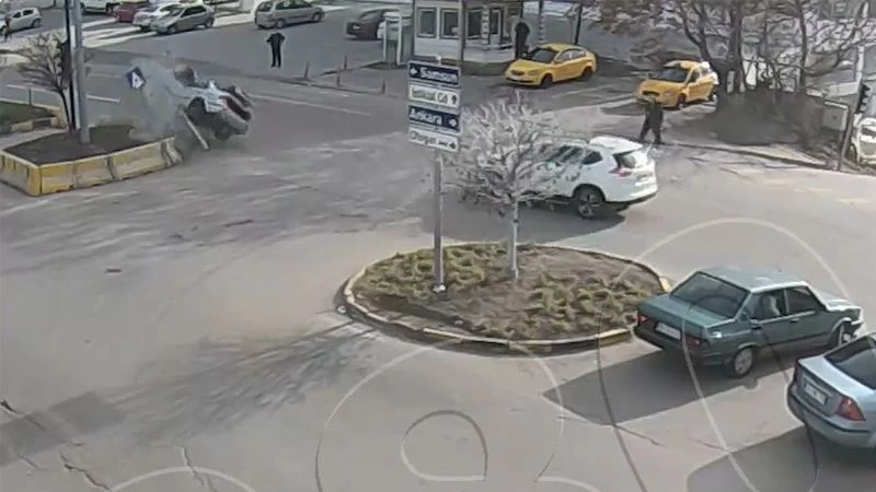 Cipe çarpan otomobilin takla attığı kaza anı kamerada
