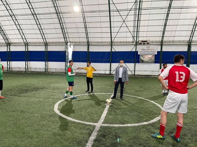 Turnuvanın başlama vuruşunu Kaymakam Pelvan yaptı
