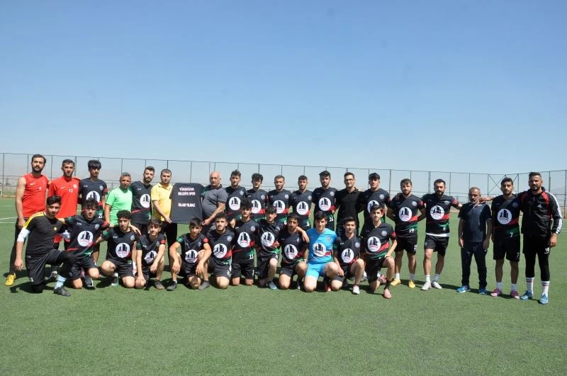İş adamı Yılmaz’dan Yüksekova Belediyespor futbolcularına forma
