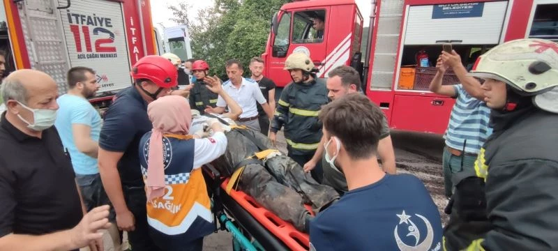 Traktör devrilince sürücü altında sıkıştı, mazot ise yola döküldü
