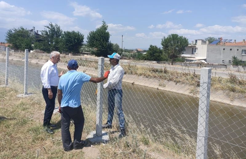 Vatandaşların güvenliği için sulama kanalı etrafına tel örgü çekildi
