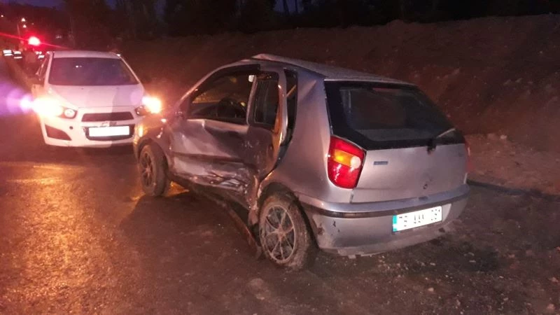 Kavşakta çarpıştılar; 4 kişi yaralandı
