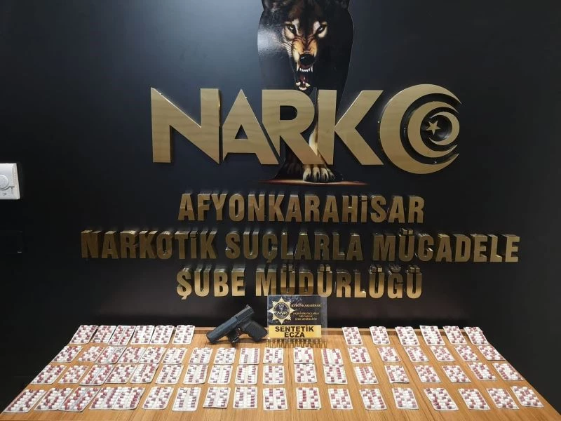 Polis durdurduğu araçta 915 adet uyuşturucu hap ele geçirdi
