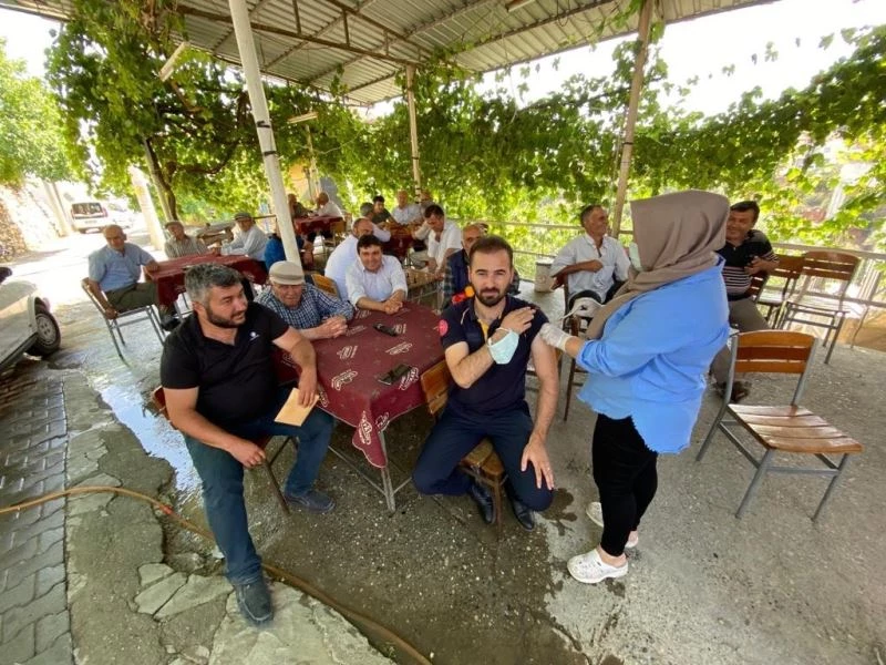Çekinen vatandaşları ikna edebilmek için ilk aşıyı kendi oldu
