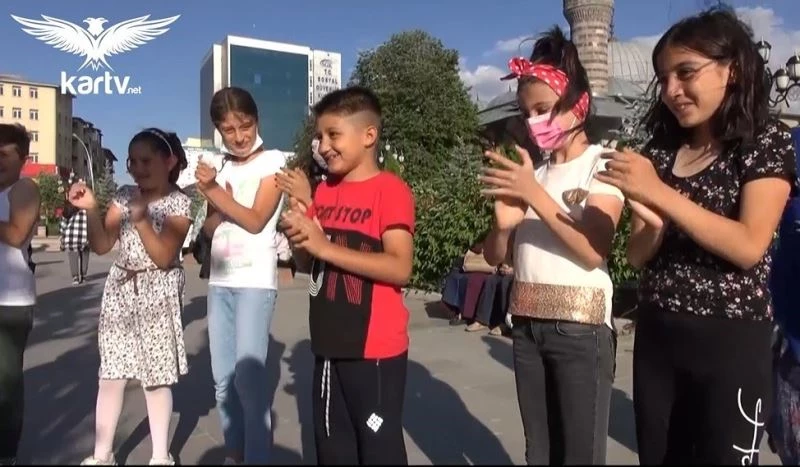 Minik muhabirler sokağın nabzını tuttu
