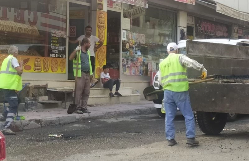Silvan’da bozulan ve aşınan yollara asfalt yama çalışması yapıldı

