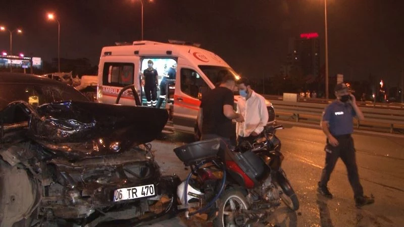 Kaza yapan sürücüye yardım için durdular, kazaya karıştılar: 5 yaralı
