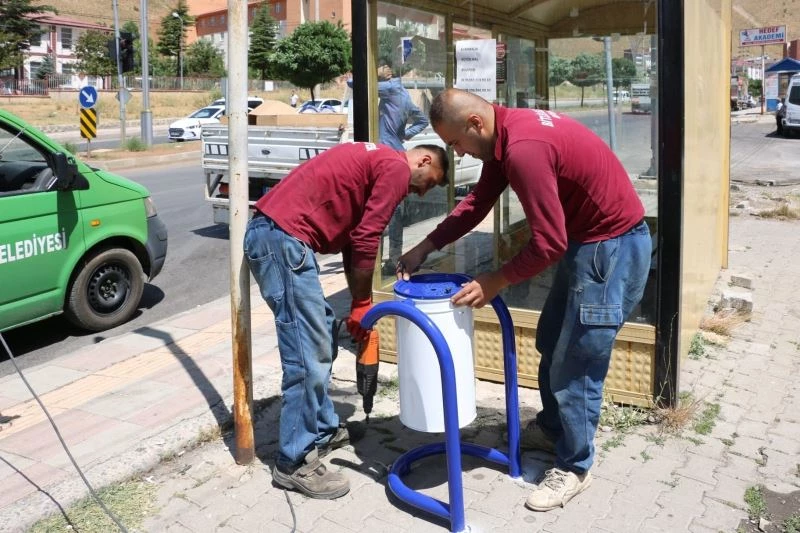 Bitlis Belediyesinden kaldırımlara çöp kovası yerleştirme çalışması
