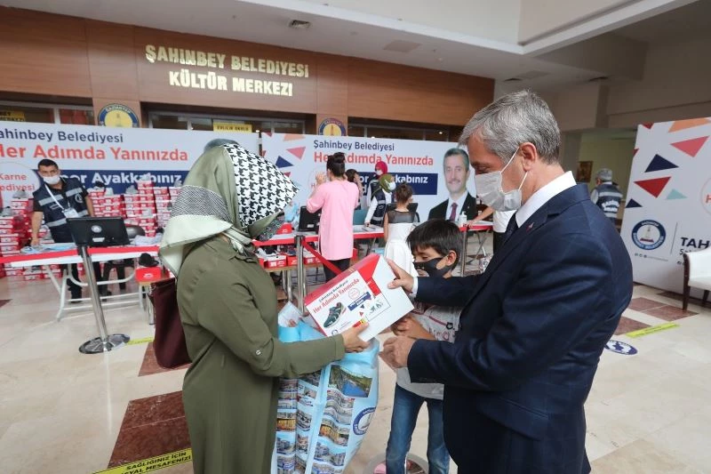 Şahinbey Belediyesi 150 bin adet spor ayakkabı dağıtımını sürdürüyor
