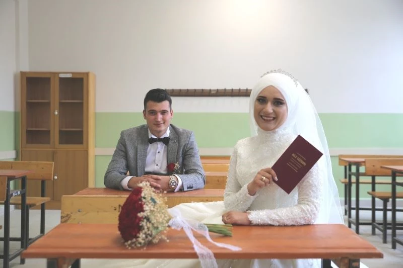 Mezun oldukları liseye gelinlik ve damatlıkla geldiler
