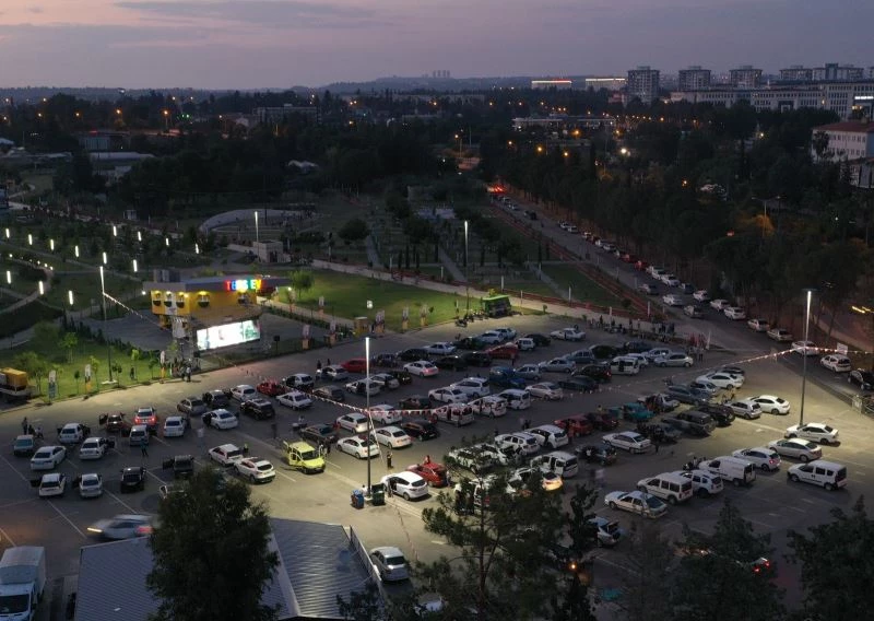 Adanalılar dev ekranda 