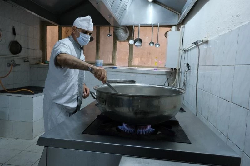 Aşçı olarak görev yaptığı okuldan 53 yaşında marangoz ustası olarak mezun oldu
