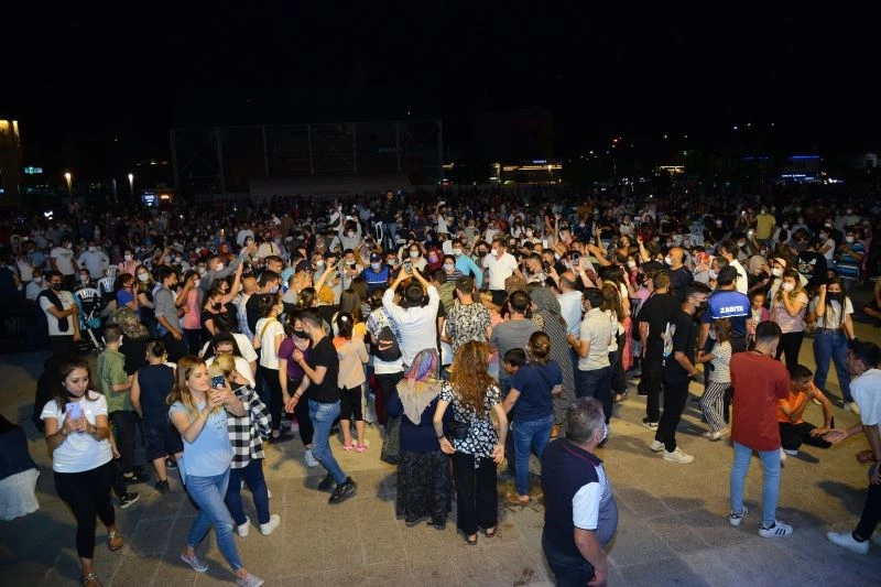 Kırşehir’de, Cacabey Meydanı Gülşen Kutlu konseri ile doldu
