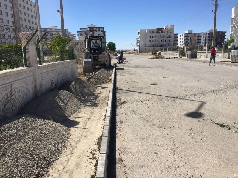 Altınşehir mahallesinde kaldırım düzenleme çalışması
