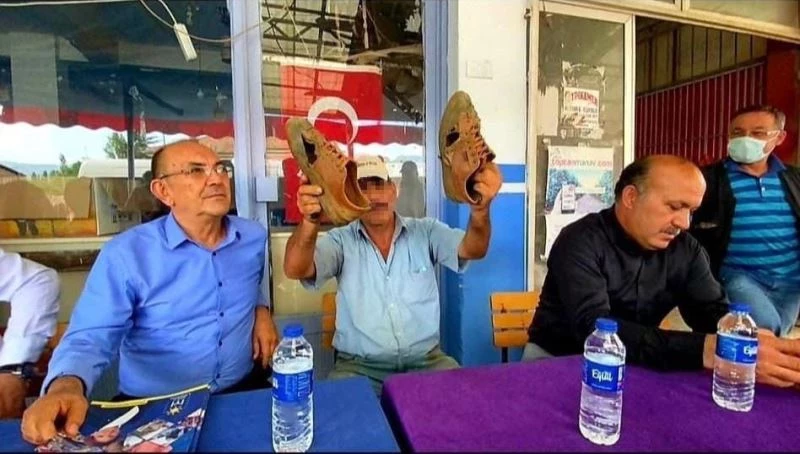 İYİ Parti’nin yırtık ayakkabılı çiftçi paylaşımı tartışmaya yol açtı
