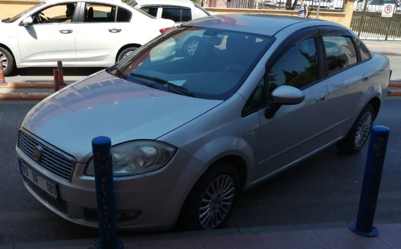 Otomobilin el frenini çekmeyi unuttu, faciadan döndüldü
