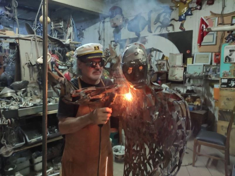 Topladığı hurda parçaları robot heykeline dönüştürüyor
