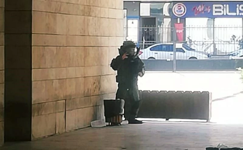 Adliye önündeki şüpheli çanta fünye ile patlatıldı
