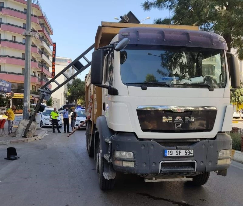 Uyarıya dikkat etmeyen sürücü tabelayı devirdi
