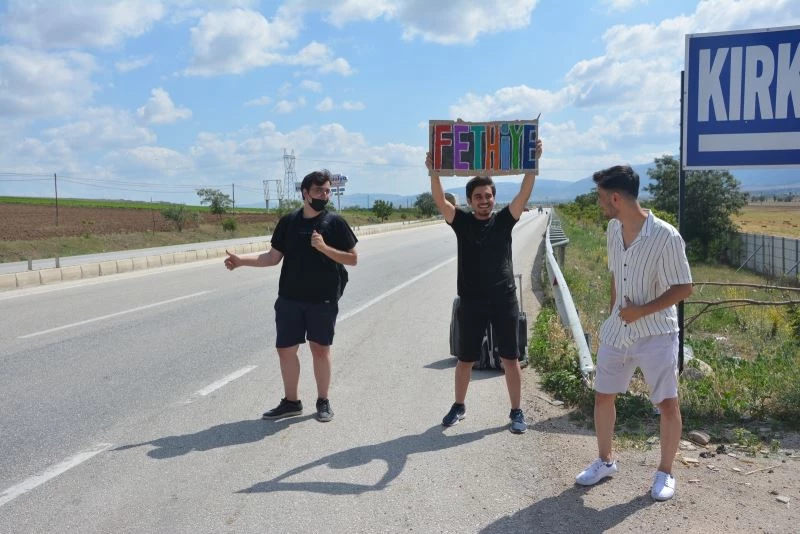 Kayseri’den Fethiye’ye otostopla tatile gidiyorlar
